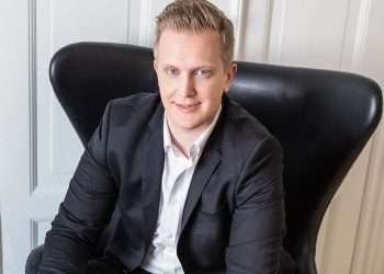 David Manniche, CEO i PropriaAI, fortæller, at vi står midt i en brydningstid med kunstig intelligens med enormt mange muligheder og potentialer, bl.a. inden for juraens verden. Foto: Anja Ekstrøm