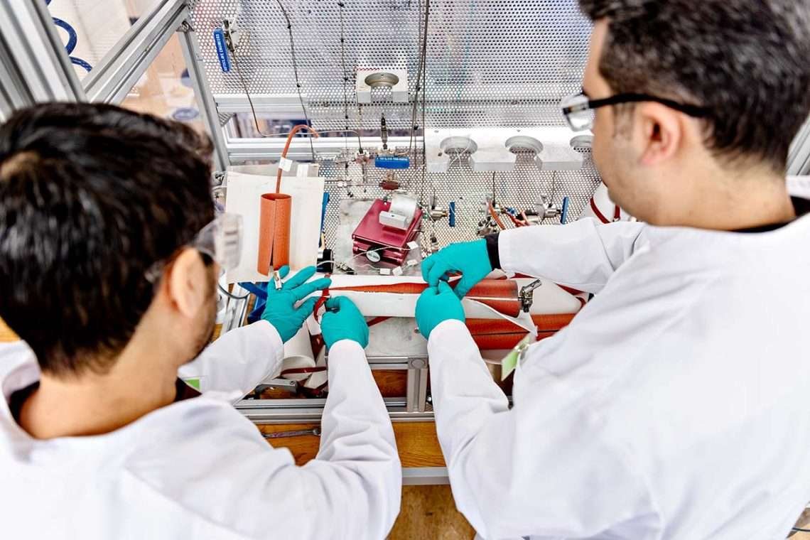 Opsætning af eksperiment til CO2-lagring i DTU Offshores laboratorier. Foto: Thomas Steen Sørensen.