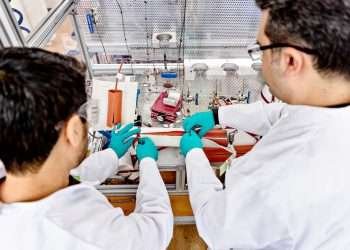 Opsætning af eksperiment til CO2-lagring i DTU Offshores laboratorier. Foto: Thomas Steen Sørensen.