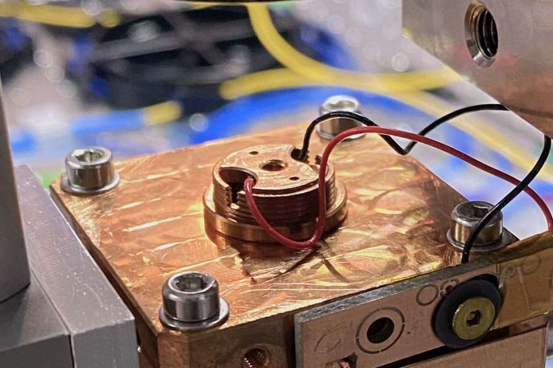 Setuppet med kvantetrommen, der modtager informationer i laserlys. Foto: Københavns Universitet