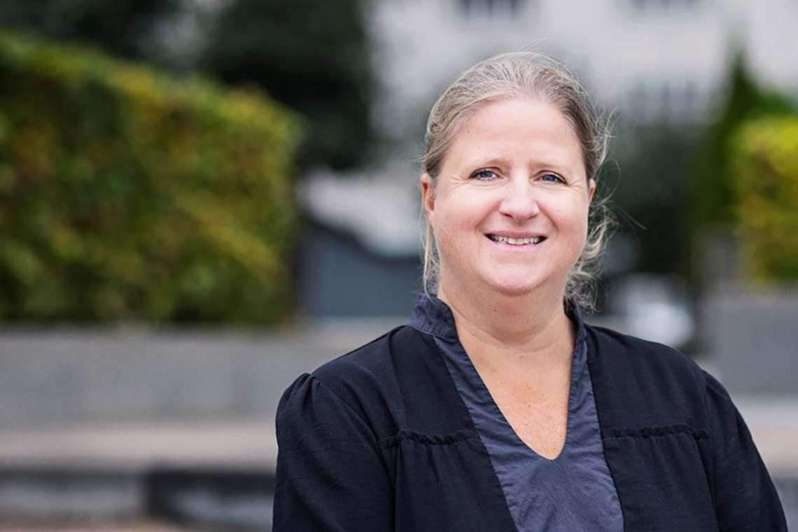 Mette Jørgensen er 51 år og uddannet Cand. Merc. fra CBS. Hun har indtil nu været vicedirektør i Sundhed.dk og har lang erfaring med at arbejde med IT og digitalisering.