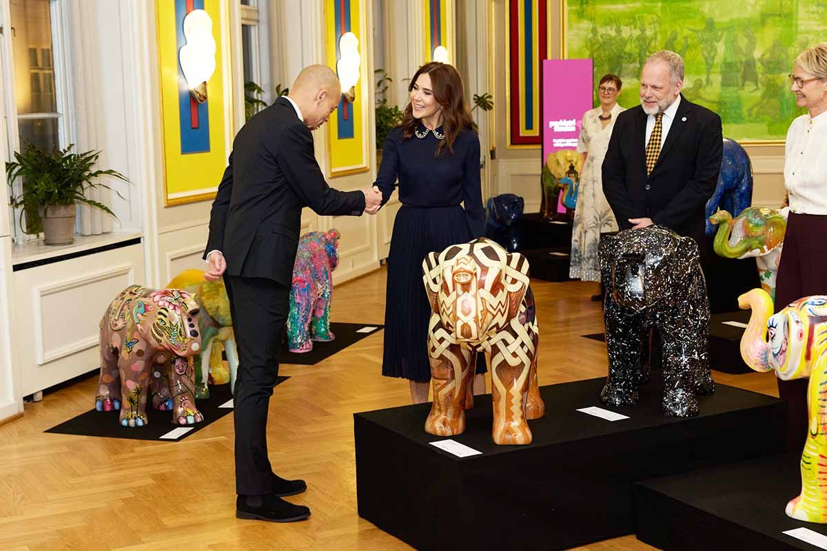 I forbindelse med H.M. Dronningens deltagelse i Psykiatrifondens 30-års jubilæum talte Dronningen med kunstner Benjamin Abana, hvis elefant-kunstværk reflekterer hans nigerianske fars liv med skizofreni. I baggrunden ses Marianne Skjold, Psykiatrifondens direktør, og Torsten Bjørn Jacobsen, psykiater og formand for Psykiatrifondens bestyrelse. (Foto: Mikkel Vigholt Petersen / Psykiatrifonden)