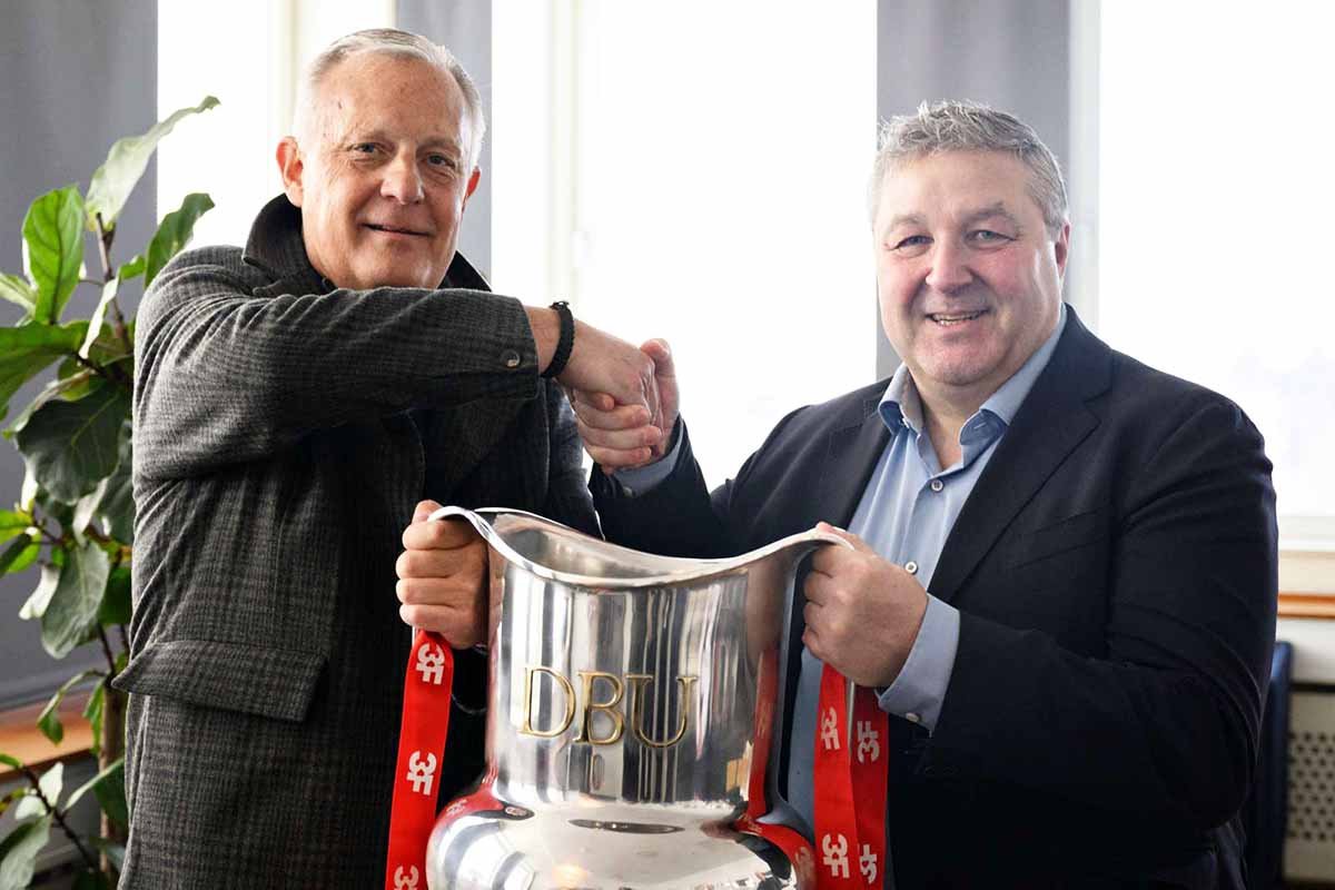 Glæden var stor hos både Divisionsforeningen og i 3F, da det nye 3F Superliga sponsorat i går blev skrevet under i Kampmannsgade i København. På billedet ses formand i Superliga A/S Thomas Christensen TV) og 3F's formand Henning Overgaard. Foto: Philip Davali.
(Foto: Philip Davali)